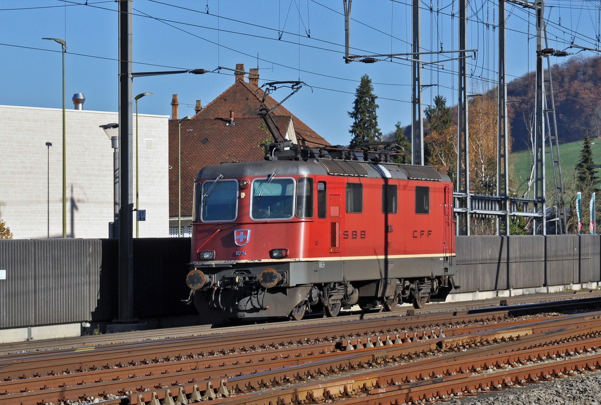 Re 4/4 II 11234 durchfährt solo den Bahnhof Sissach. Die Aufnahme stammt vom 05.11.2015.