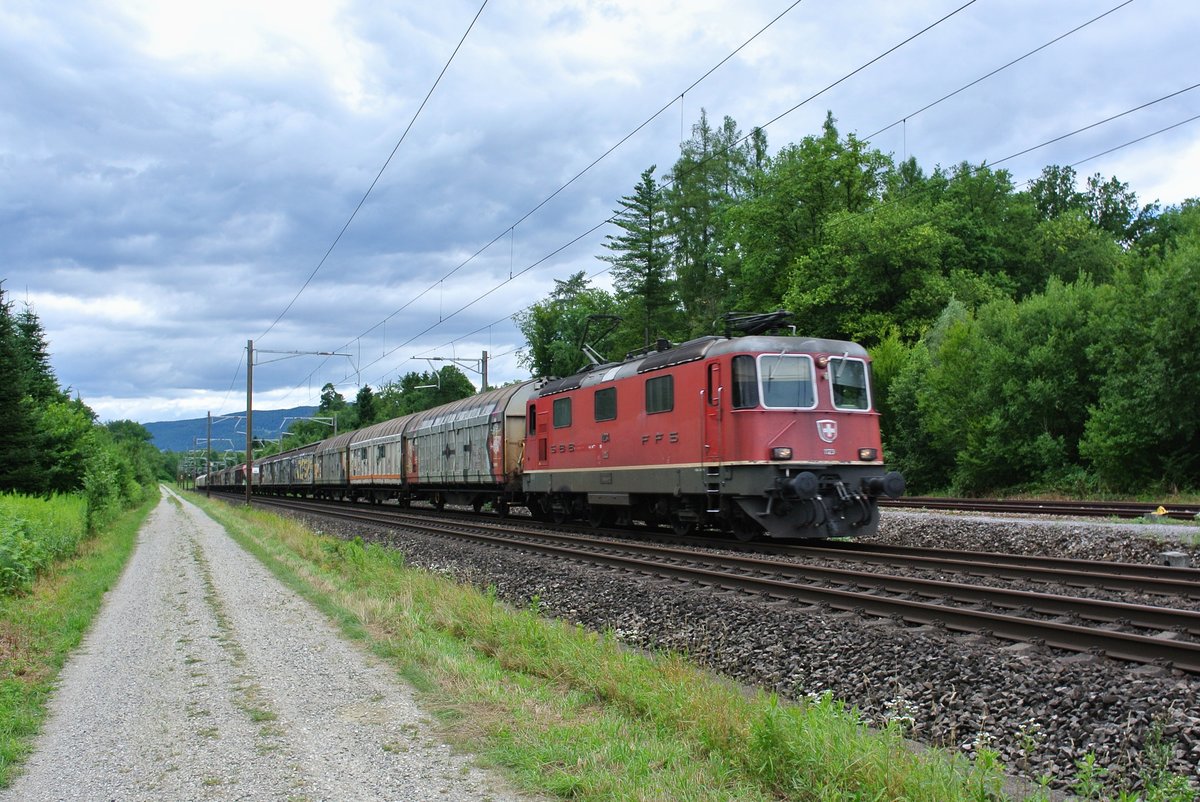 Re 4/4 II 11234 mit einem Gterzug Genf-RBL bei Lenzburg, 12.07.2017.