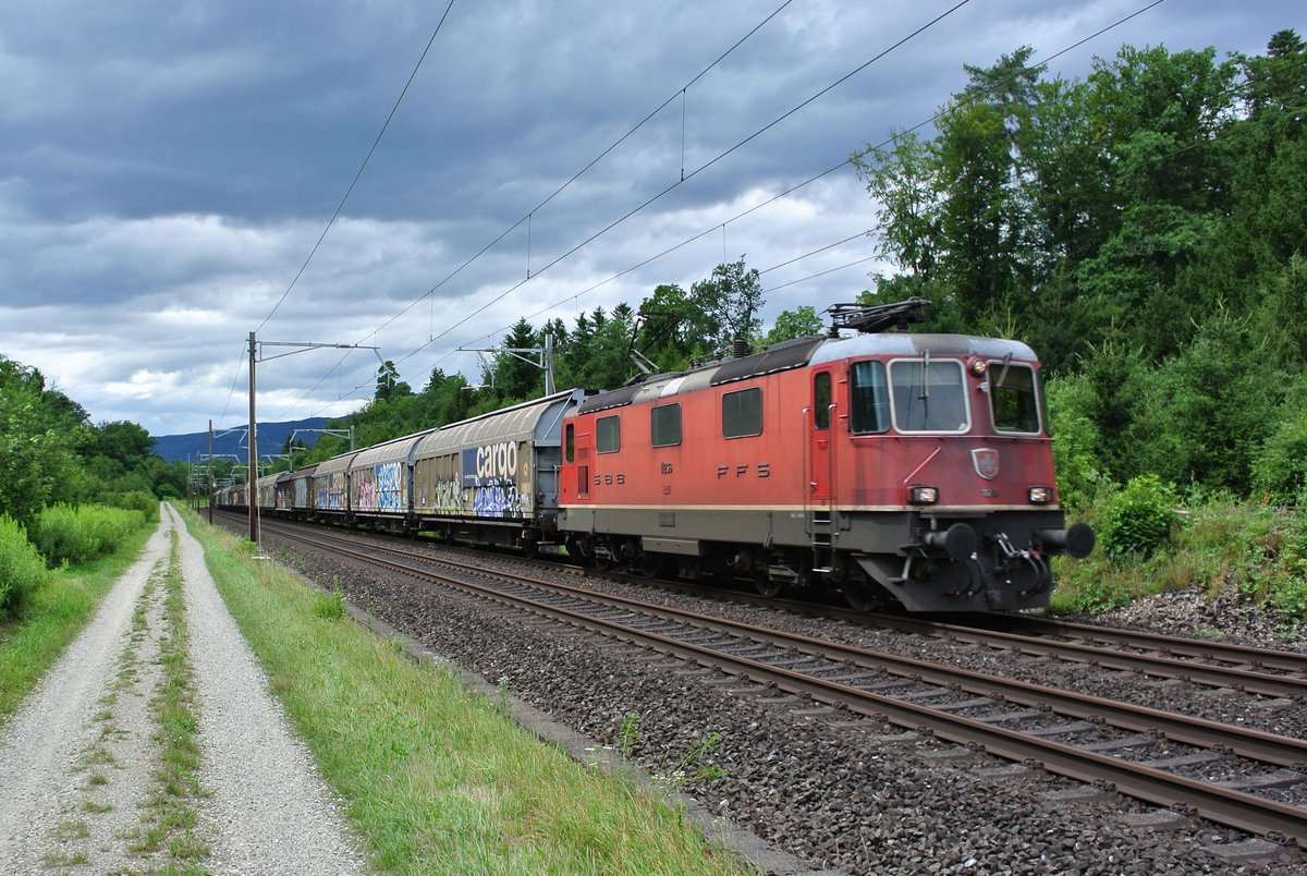 Re 4/4 II 11236 mit einem Expressgter Oensingen-RBL bei Lenzburg, 12.07.2017.