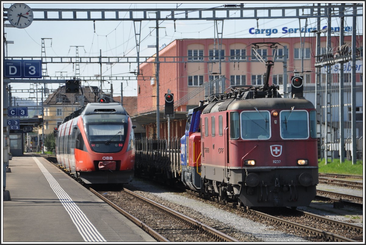 Re 4/4 II 11237 begegnet in St.Margrethen einem 4024er der ÖBB.
