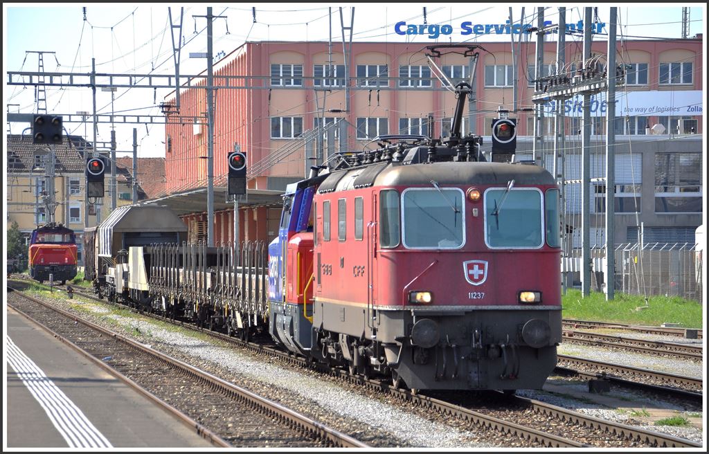 Re 4/4 II 11237 in St.Margrethen. (14.04.2015)