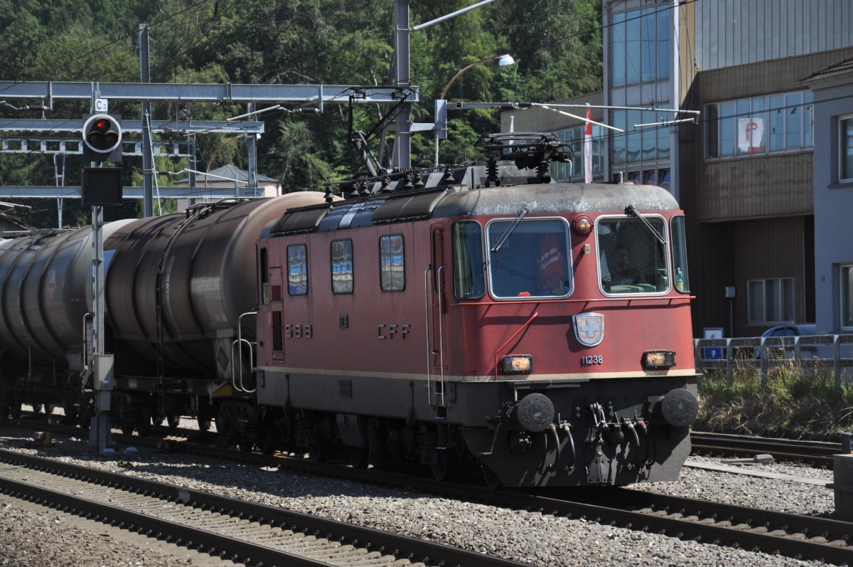 Re 4/4 II 11238 durchfährt den Bahnhof Sissach. Die Aufnahme stammt vom 18.07.2014,