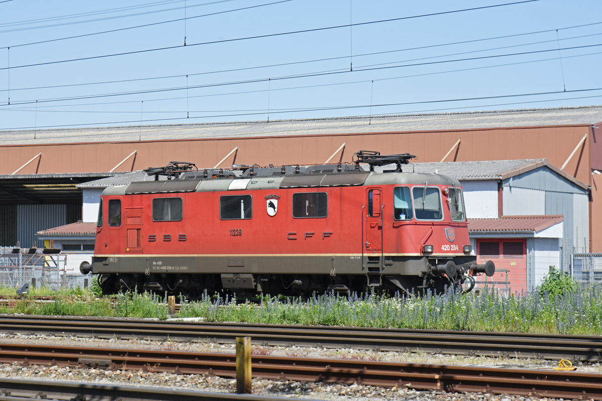 Re 4/4 II 11239 ist beim Bahnhof Pratteln abgestellt. Die Aufnahme stammt vom 30.05.2018.