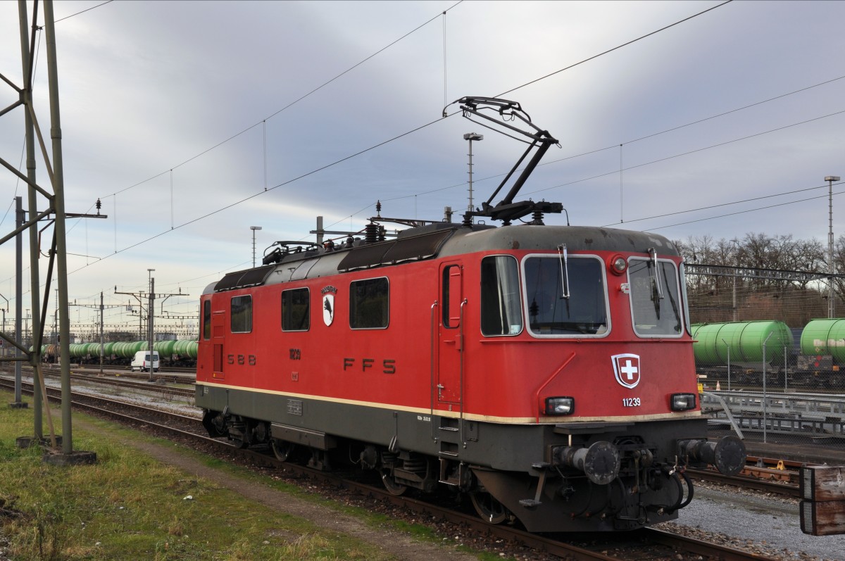 Re 4/4 II 11239 ist beim Güterbahnhof Muttenz abgestellt. Die Aufnahme stammt vom 12.01.2015.