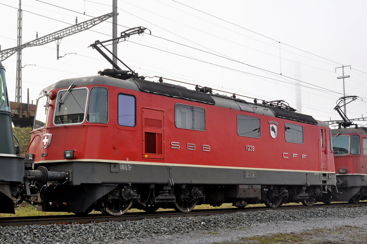 Re 4/4 II 11239 ist beim Güterbahnhof Muttenz abgestellt. Die Aufnahme stammt vom 12.12.2016.
