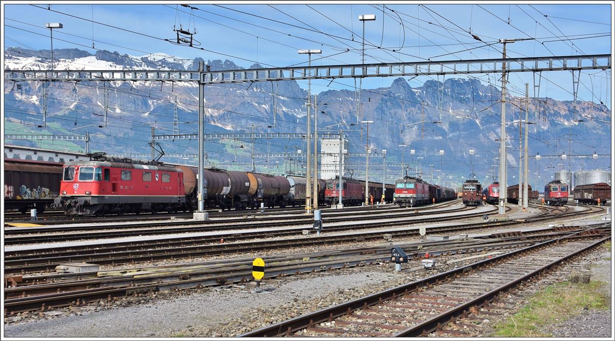 Re 4/4 II 11239  Porrentruy ,620 006-7, 1144 009-8, 1144 102-1, 425 175, 1016 035 und 421 381-5 in Buchs SG. (23.03.2017)