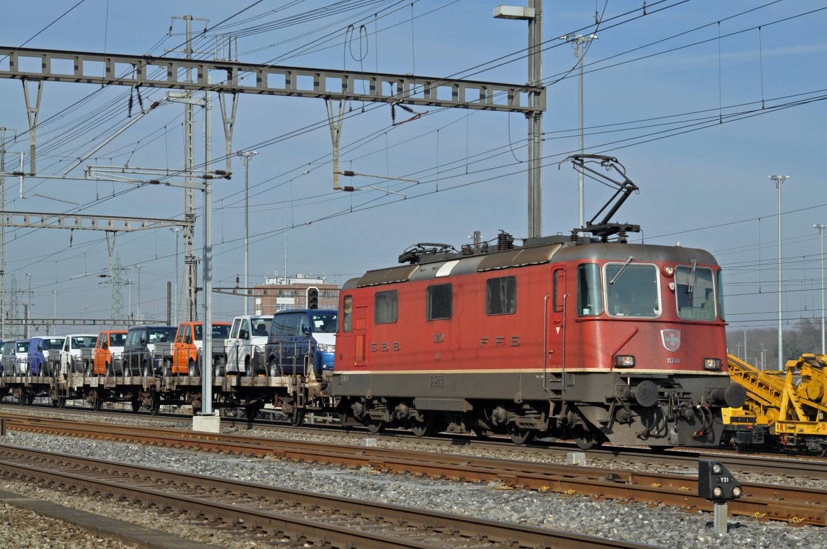 Re 4/4 II 11240 durchfährt den Bahnhof Muttenz. Die Aufnahme stammt vom 13.02.2015.