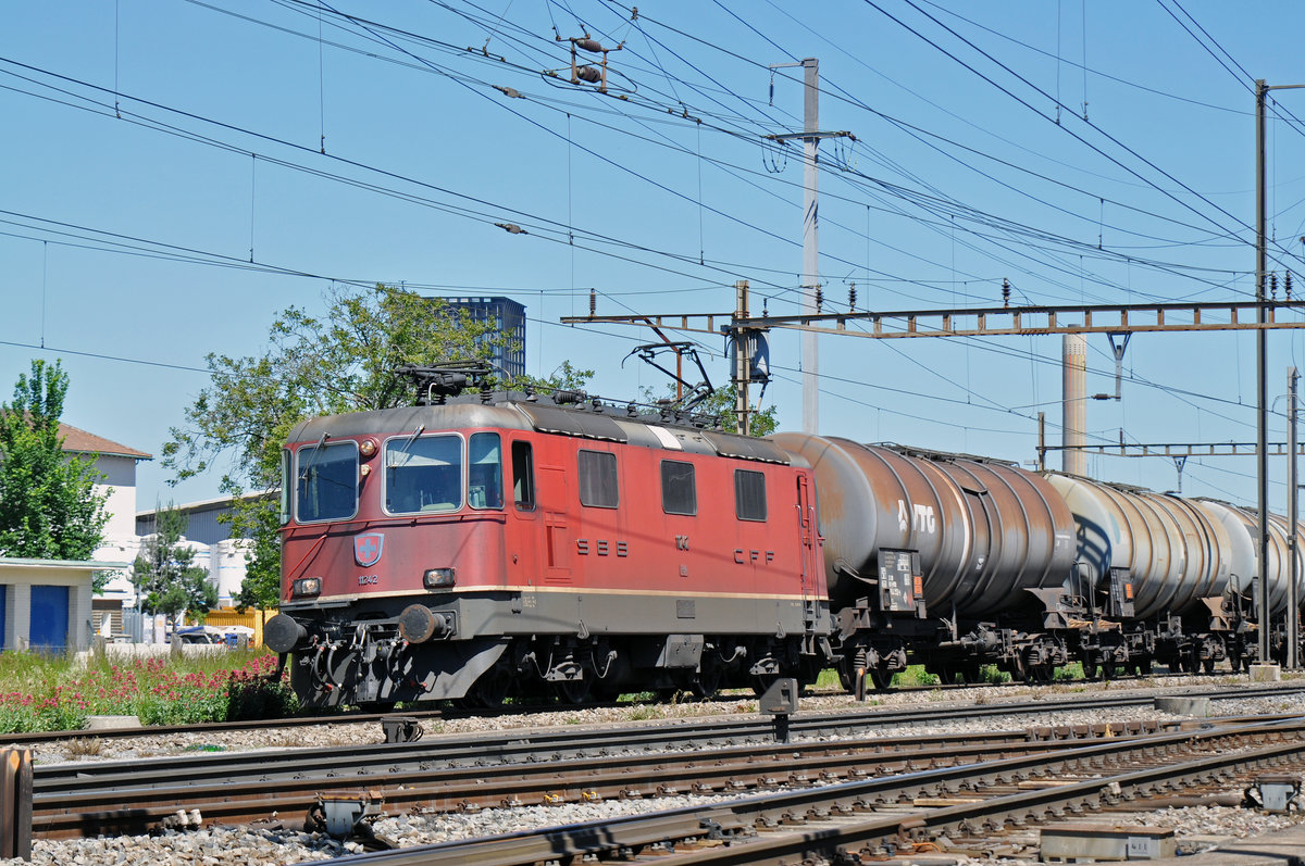 Re 4/4 II 11242 durchfährt den Bahnhof Pratteln. Die Aufnahme stammt vom 23.05.2017.