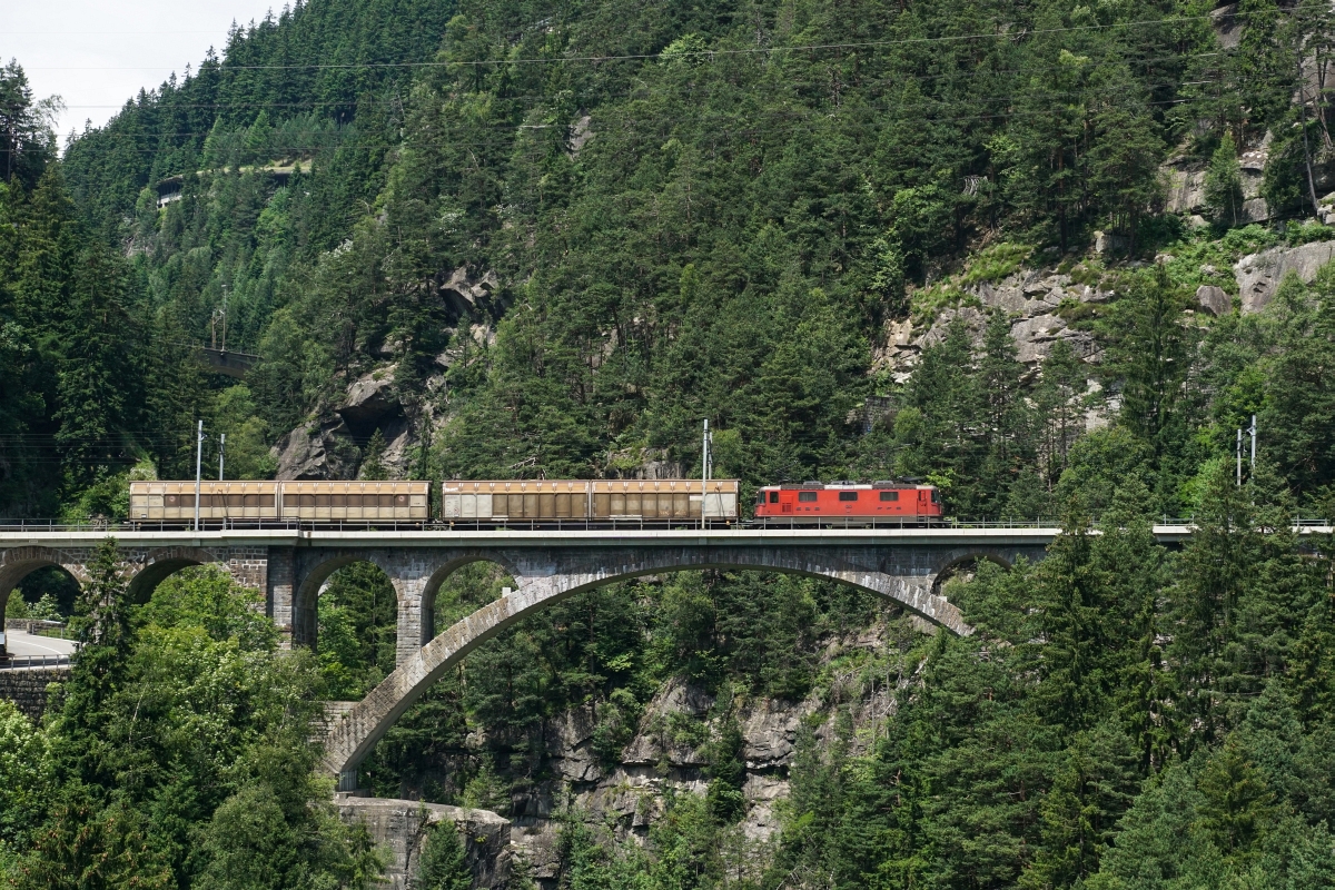 Re 4/4 II 11242 zieht am 29.06.2015 einen Güterzug von Wassen Richtung Göschenen.