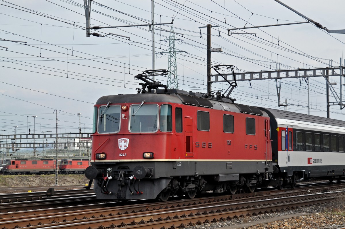 Re 4/4 II 11243 durchfährt den Bahnhof Muttenz. Die Aufnahme stammt vom 18.02.2016.