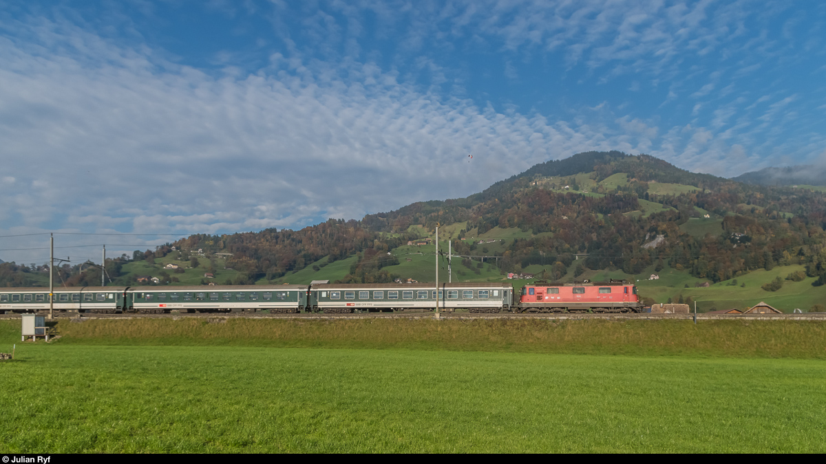 Re 4/4 II 11244 fährt am 22. Oktober 2016 mit einem Hockeyextrazug nach Ambrì-Piotta bei Steinen durch.