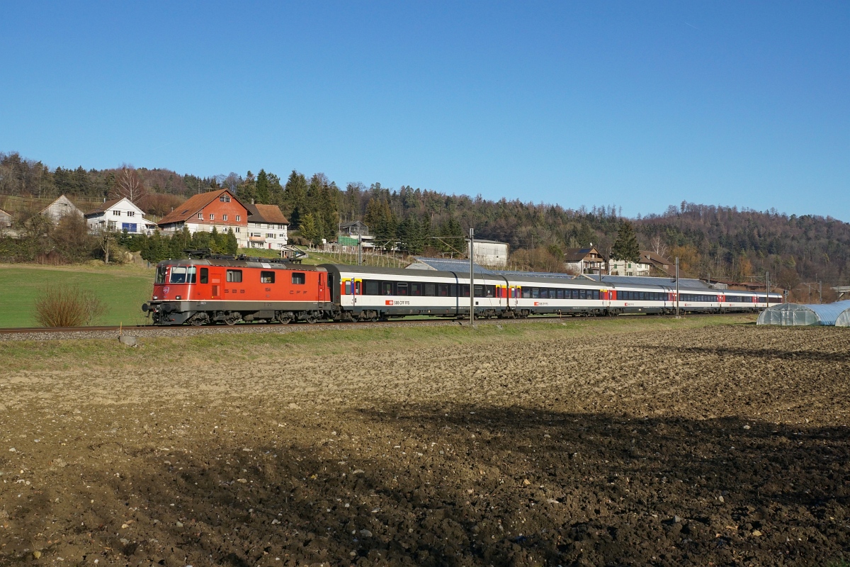 Re 4/4 II 11245 nähert sich am 20.12.2015 Schottikon.