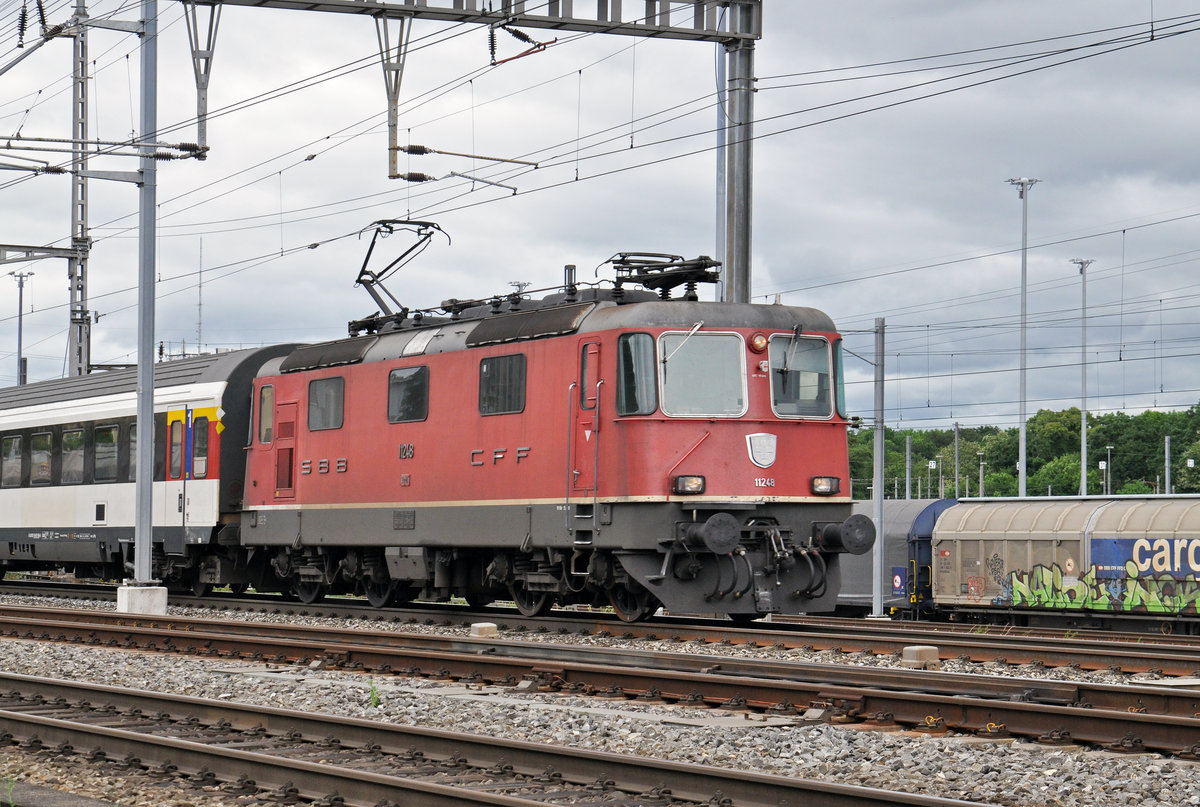 Re 4/4 II 11248 durchfährt den Bahnhof Muttenz. Die Aufnahme stammt vom 30.05.2016.