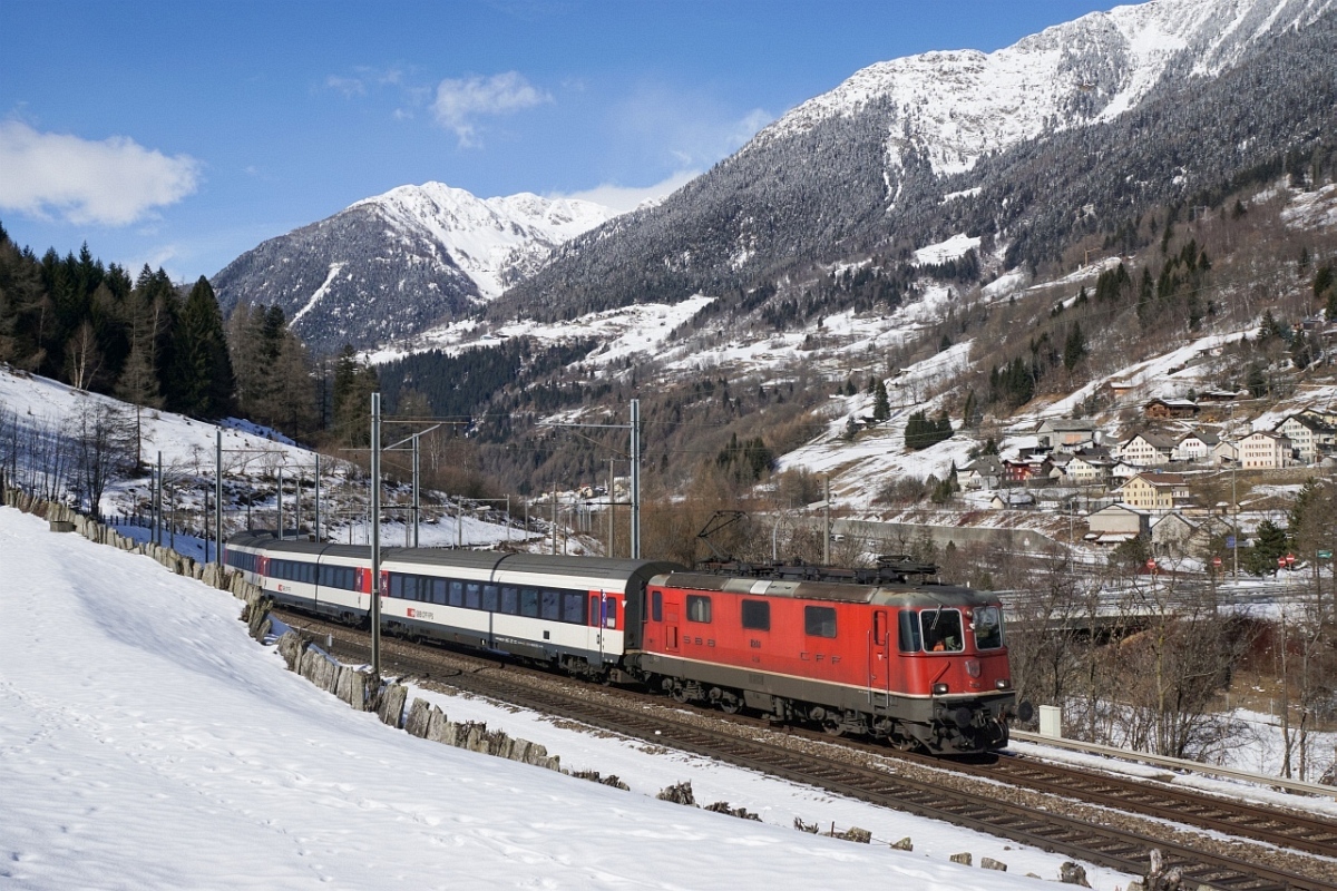 Re 4/4 II 11249 befindet sich am 15.02.2016 mit einem IR nach Locarno bei Rodi-Fiesso.