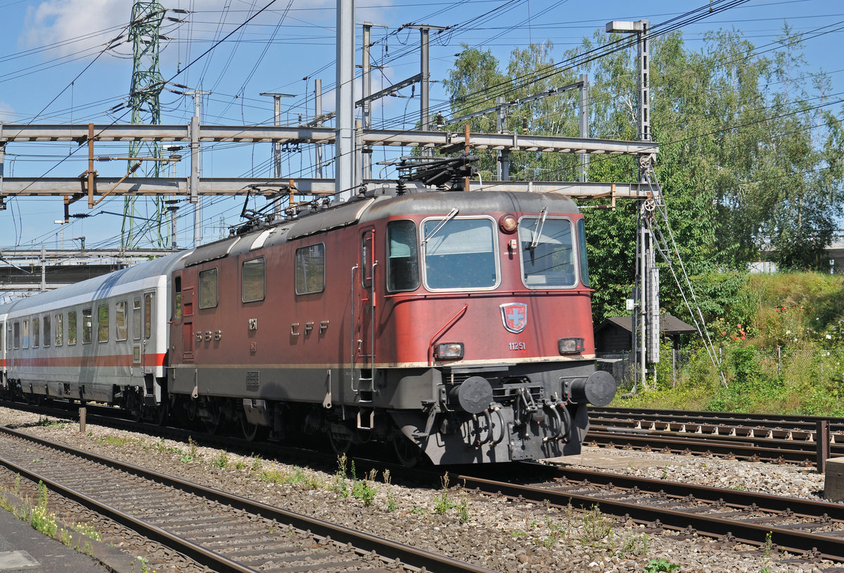 Re 4/4 II 11251 durchfährt den Bahnhof Muttenz. Die Aufnahme stammt vom 01.08.2016.
