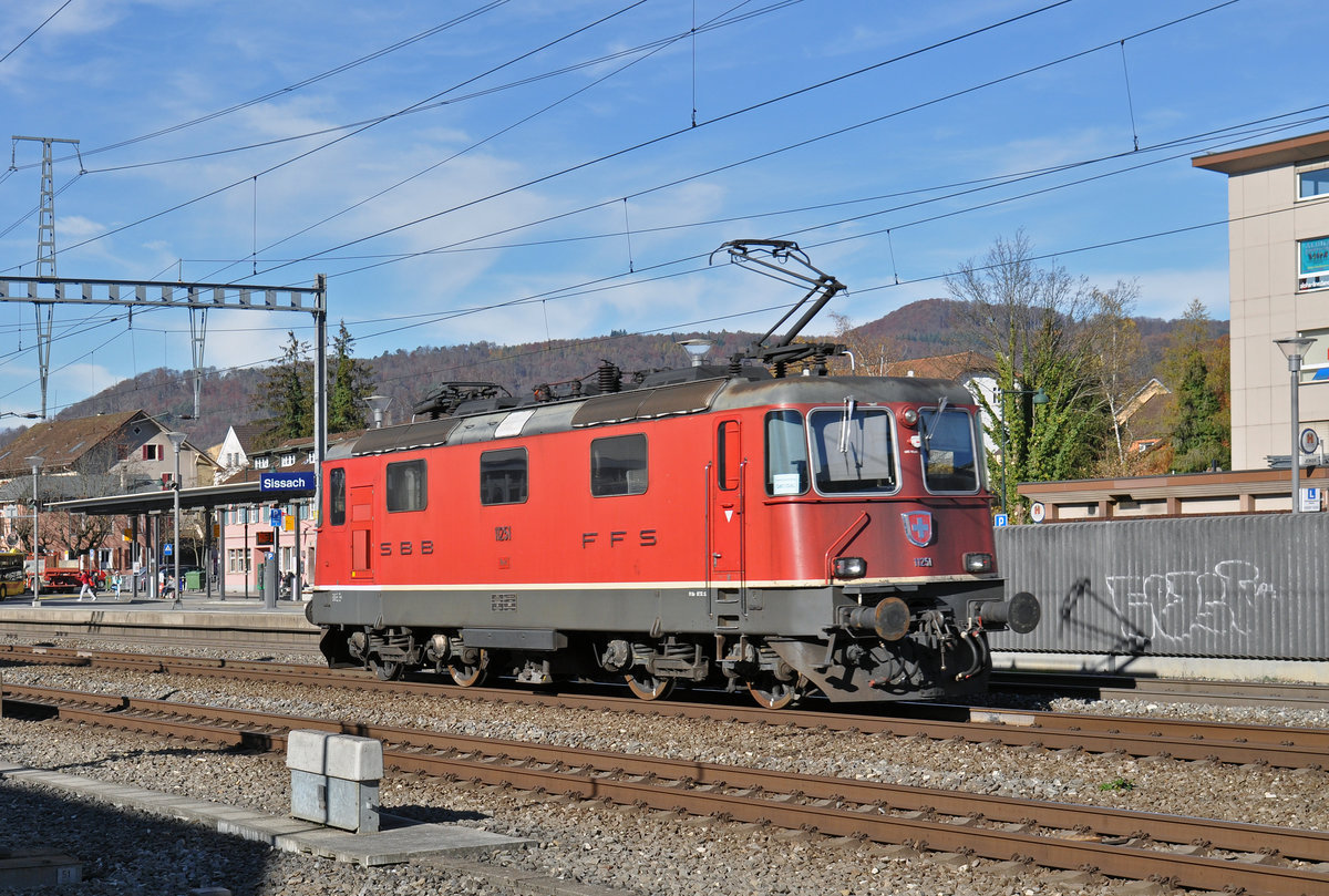 Re 4/4 II 11251 durchfährt den Bahnhof Sissach. Die Aufnahme stammt vom 06.11.2015.