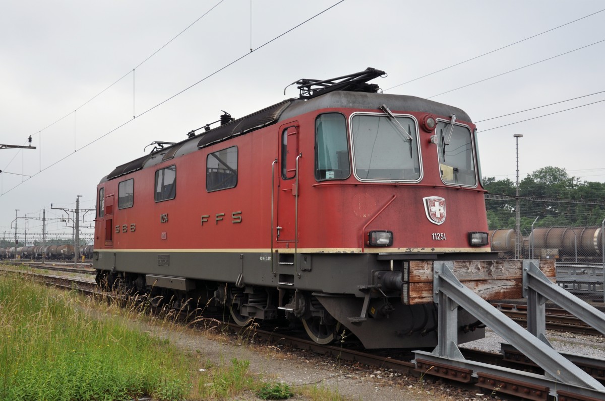 Re 4/4 II 11254 abgestellt beim Güterbahnhof Muttenz. Die Aufnahme stammt vom 30.05.2014.