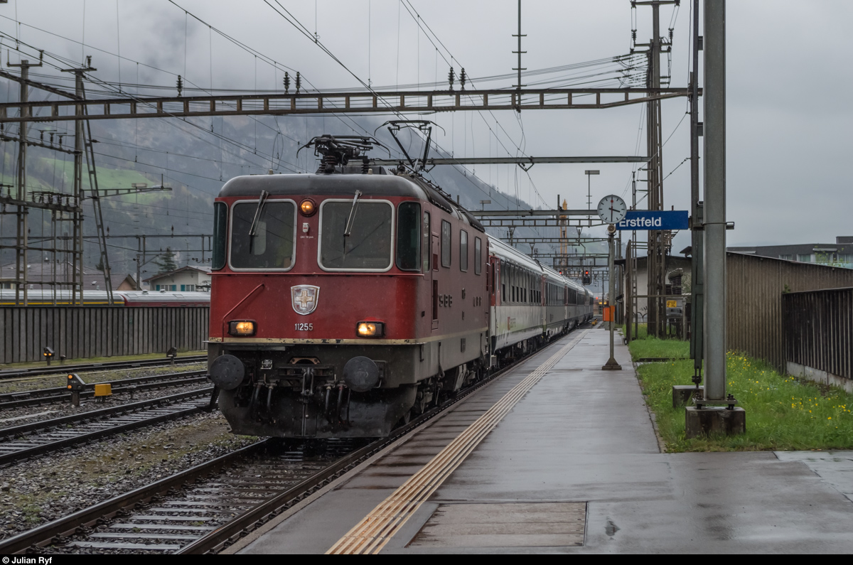 Re 4/4 II 11255 erreicht am 8. April 2016 mit einem IR bei regnerischem Wetter Erstfeld.