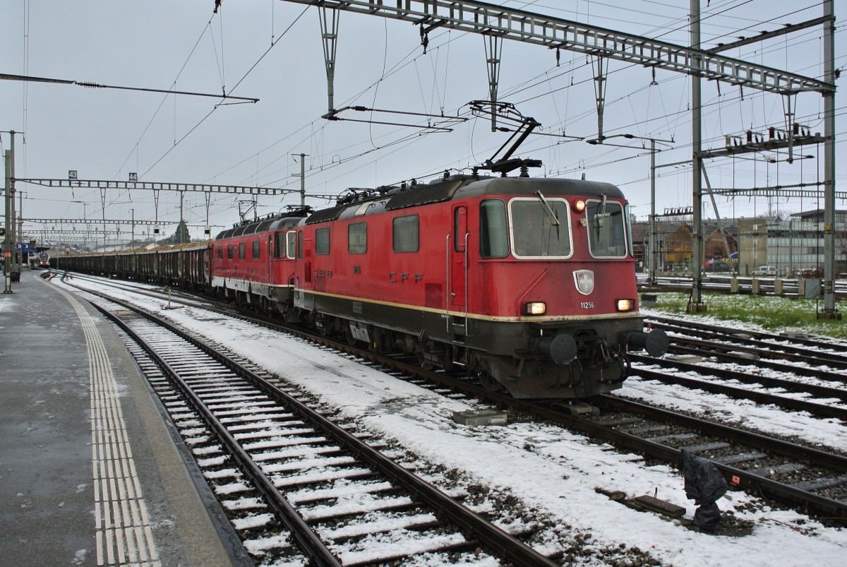 Re 4/4 II 11256 und Re 6/6 11629 mit einem Zuckerrbenzug in Yverdon-les-Bains, 27.12.2014.