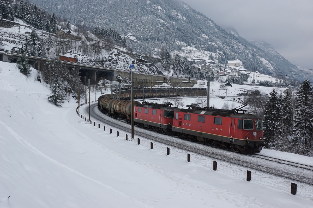 Re 4/4 II 11257 und Re 4/4 III 11370 befinden sich am 07.02.2015 auf der untersten Ebene bei Wassen.