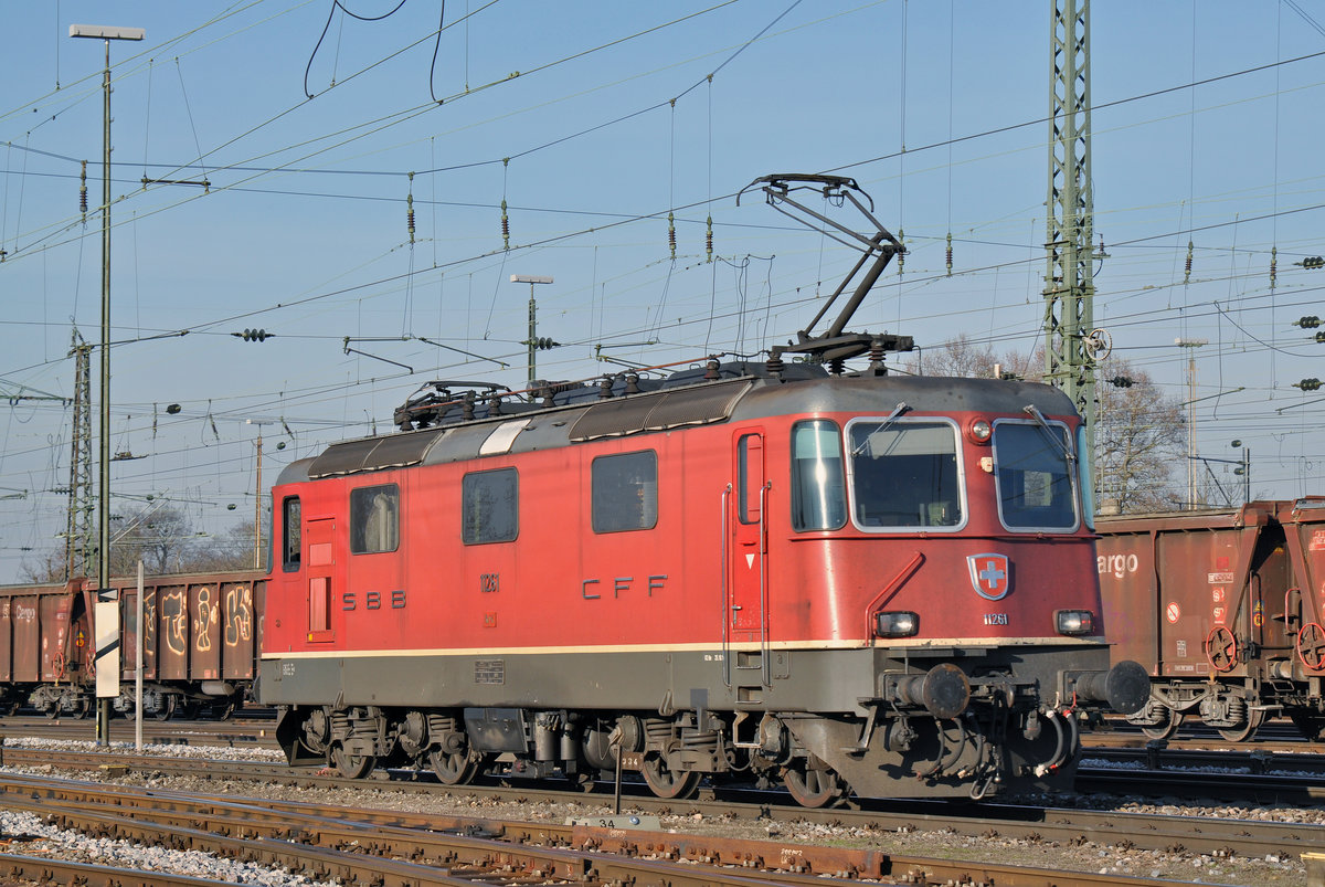 Re 4/4 II 11261 durchfährt den Badischen Bahnhof. Die Aufnahme stammt vom 30.11.2016.