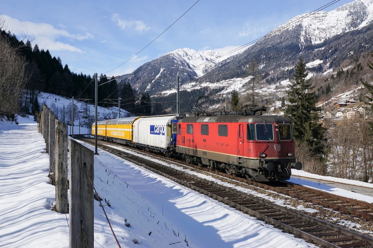 Re 4/4 II 11262 befindet sich am 27.02.2016 mit einem Postzug bei Rodi-Fiesso.