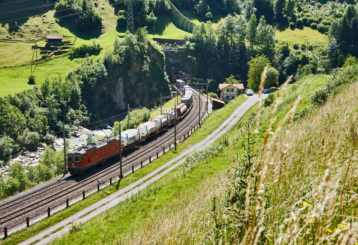 Re 4/4 II 11269 fährt am Zugschluss eines Güterzuges in der Wattinger Kurve in Richtung Gotthard.
Aufgenommen am 19.7.2016.