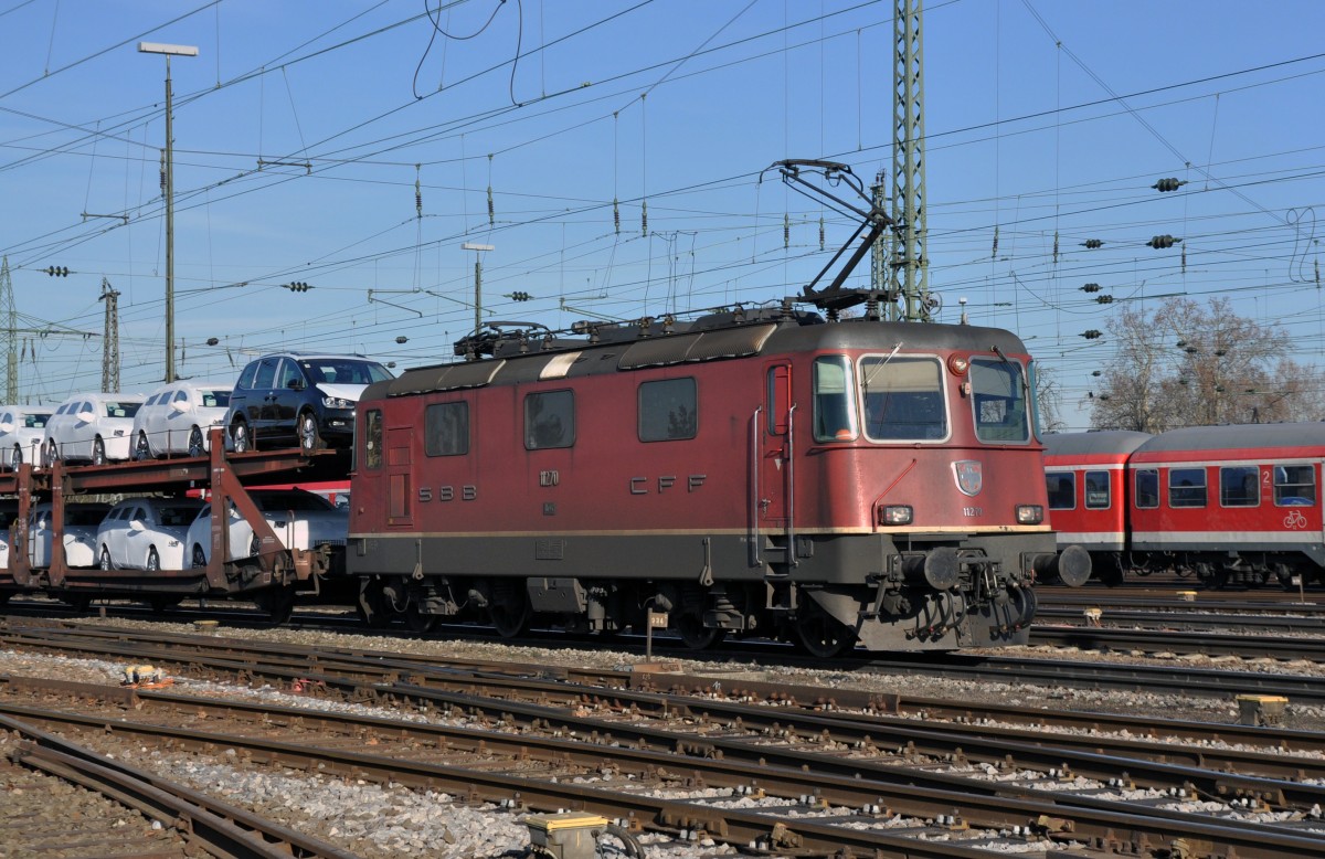 Re 4/4 II 11270 fährt zum Badischen Bahnhof in Basel. Die Aufnahme stammt vom 17.12.2013.