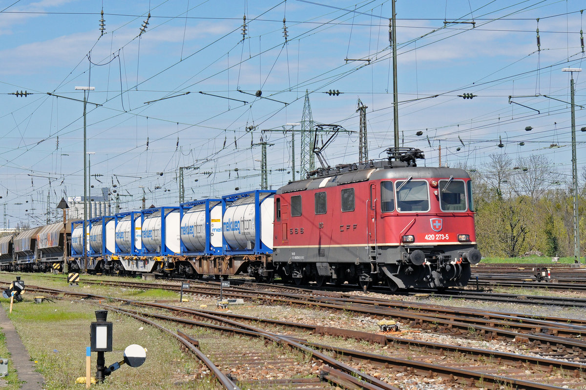 Re 4/4 II 11273 durchfährt den Badischen Bahnhof. Die Aufnahme stammt vom 11.04.2016.