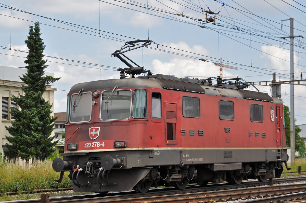 Re 4/4 II 11278 (420 278-4) durchfährt den Bahnhof Pratteln. Die Aufnahme stammt vom 28.06.2016.