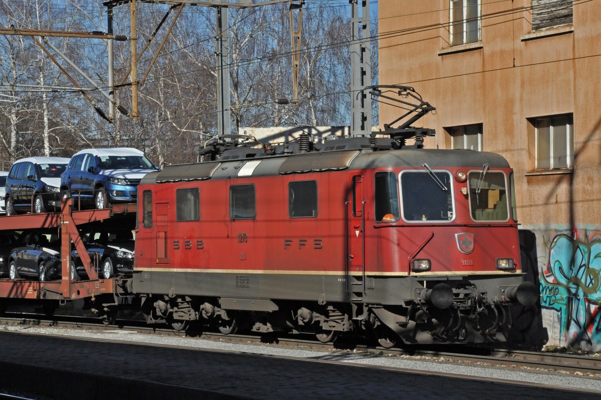 Re 4/4 II 11279 durchfährt den Bahnhof Muttenz. Die Aufnahme stammt vom 20.02.2014.