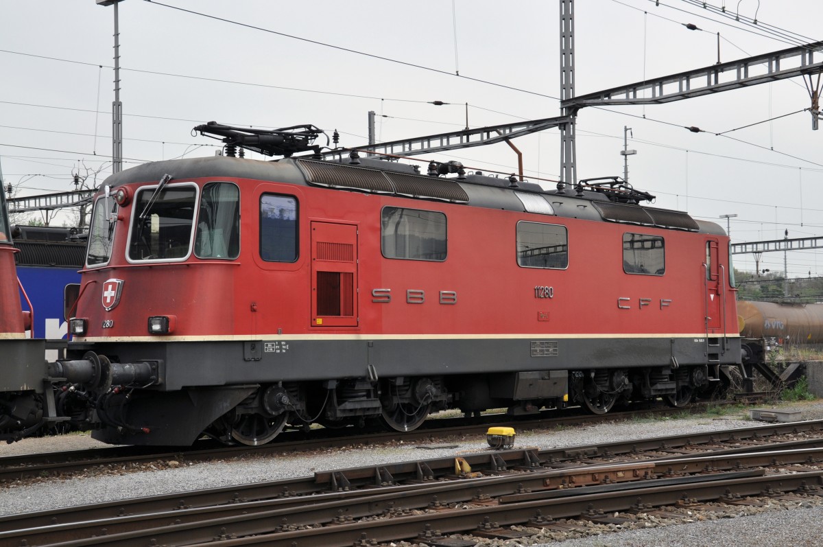 Re 4/4 II 11280 am Güterbahnhof in Muttenz. Die Aufnahme stammt vom 04.04.2014.