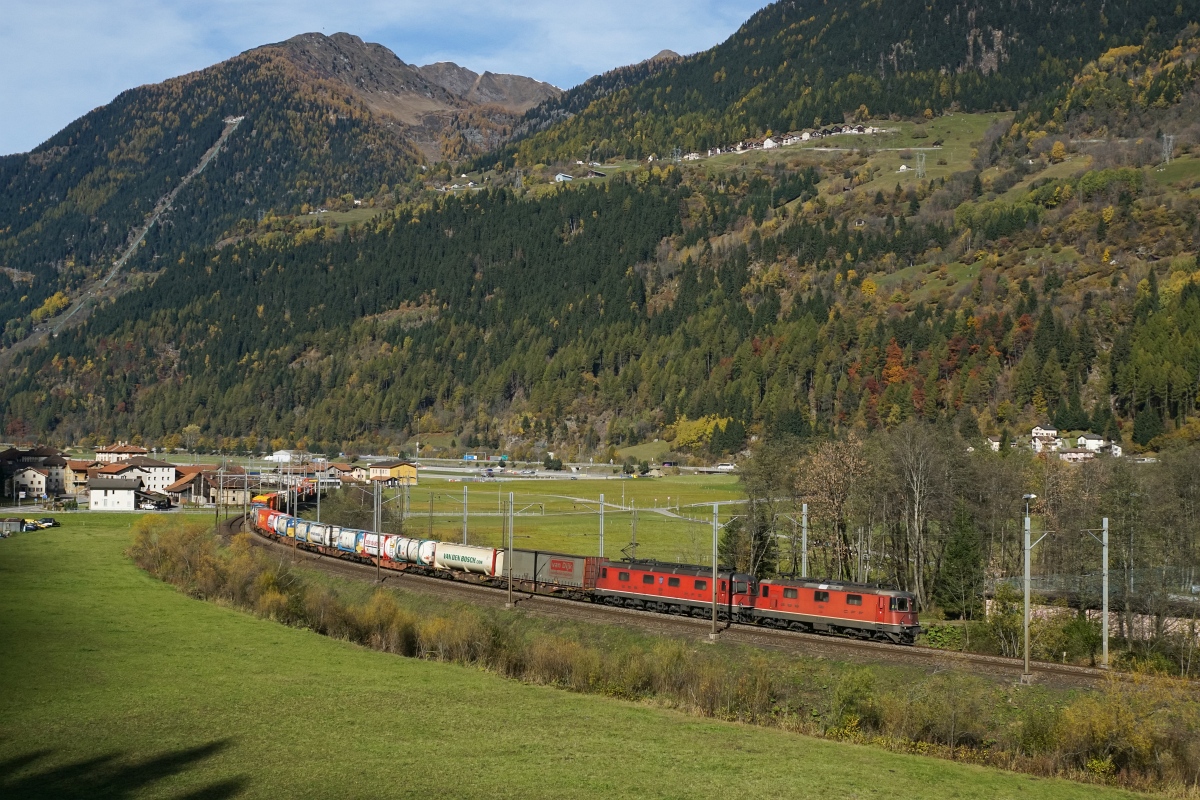 Re 4/4 II 11280 und  Re 6/6 11672 fahren am 23.10.2015 durch die herbstlich gefärbte Leventina. Aufgenommen bei Ambri-Piotta.