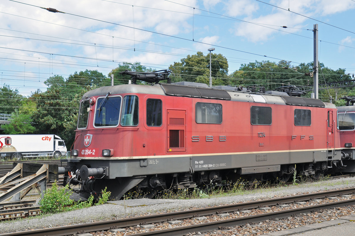 Re 4/4 II 11284 ist beim Güterbahnhof Muttenz abgestellt. Die Aufnahme stammt vom 21.08.2016.
