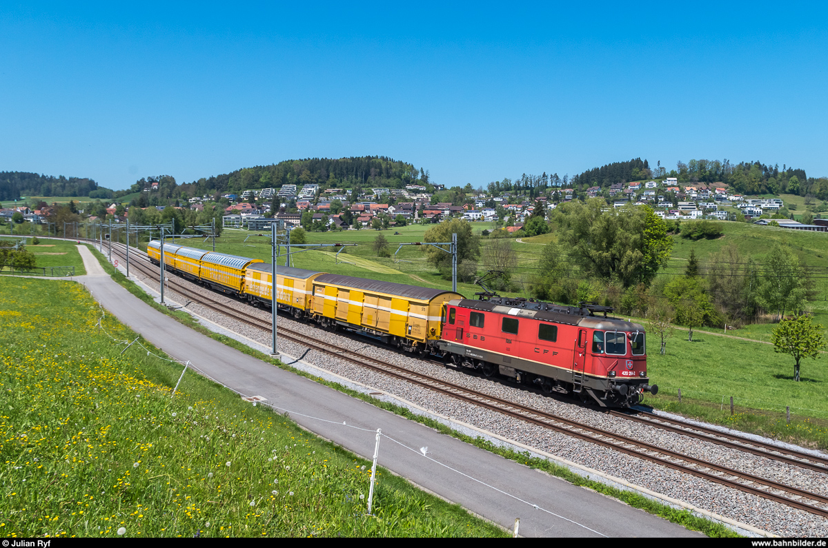 Re 4/4 II 11284 mit einem Postzug bei Eschlikon am 10. Mai 2017.