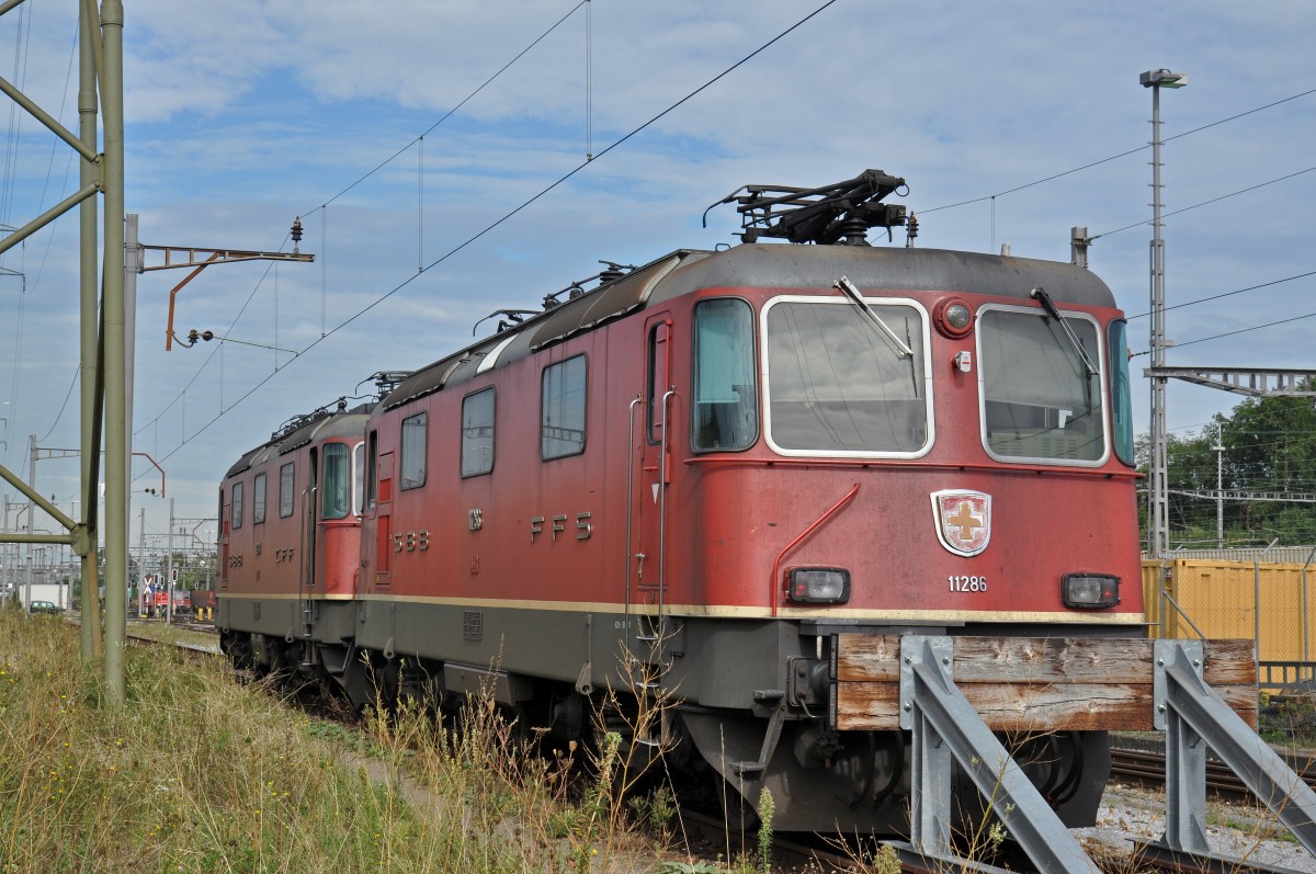 Re 4/4 II 11286 ist beim Güterbahnhof Muttenz abgestellt. Die Aufnahme stammt vom 13.10.2015.