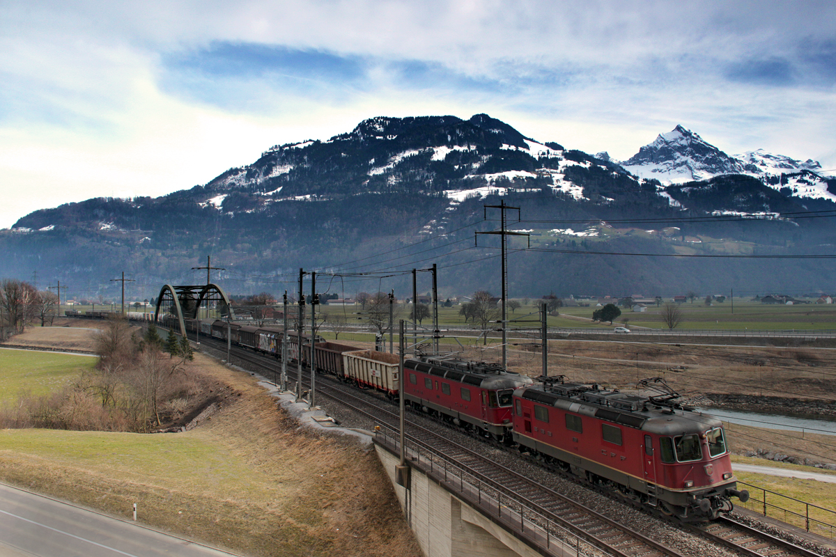 Re 4/4 II 11291 und die Re 6/6 11670  Affoltern am Albis  fahren mit einem gemischten Güterzug in Ziegelbrücke vorüber.Bild vom 17.3.2015