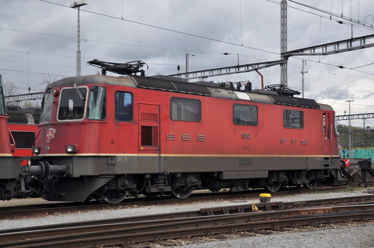 Re 4/4 II 11292 beim Güterbahnhof in Muttenz. Die Aufnahme stammt vom 23.03.2014.