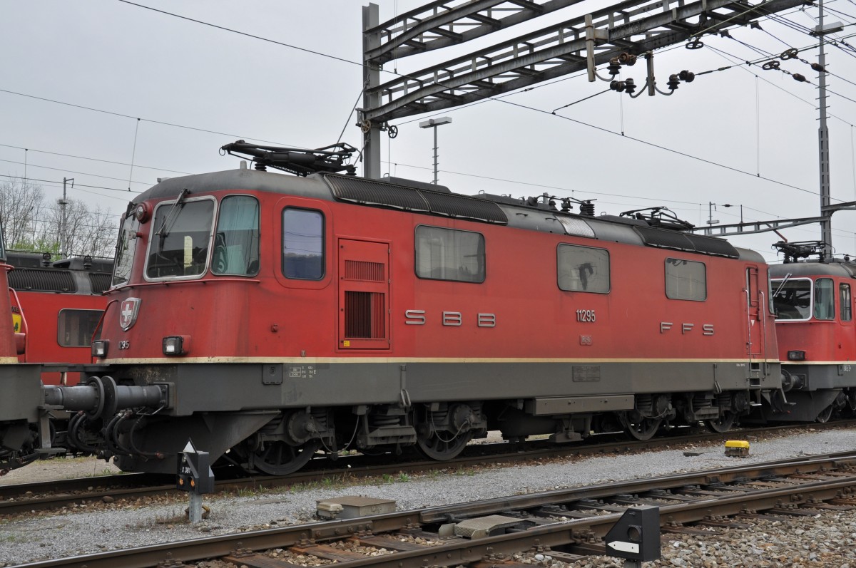 Re 4/4 II 11295 abgestellt beim Güterbahnhof in Muttenz. Die Aufnahme stammt vom 04.04.2014.