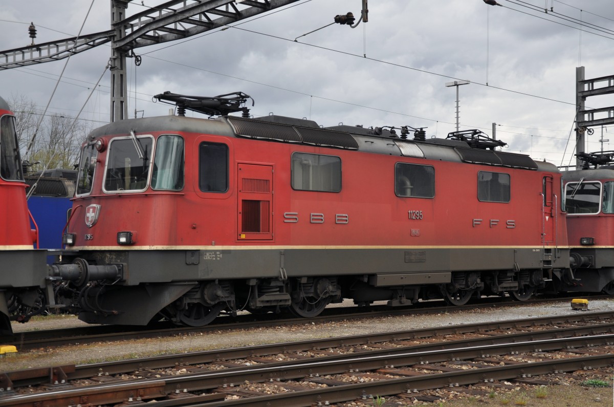 Re 4/4 II 11295 beim Güterbahnhof in Muttenz. Die Aufnahme stammt vom 23.03.2014.