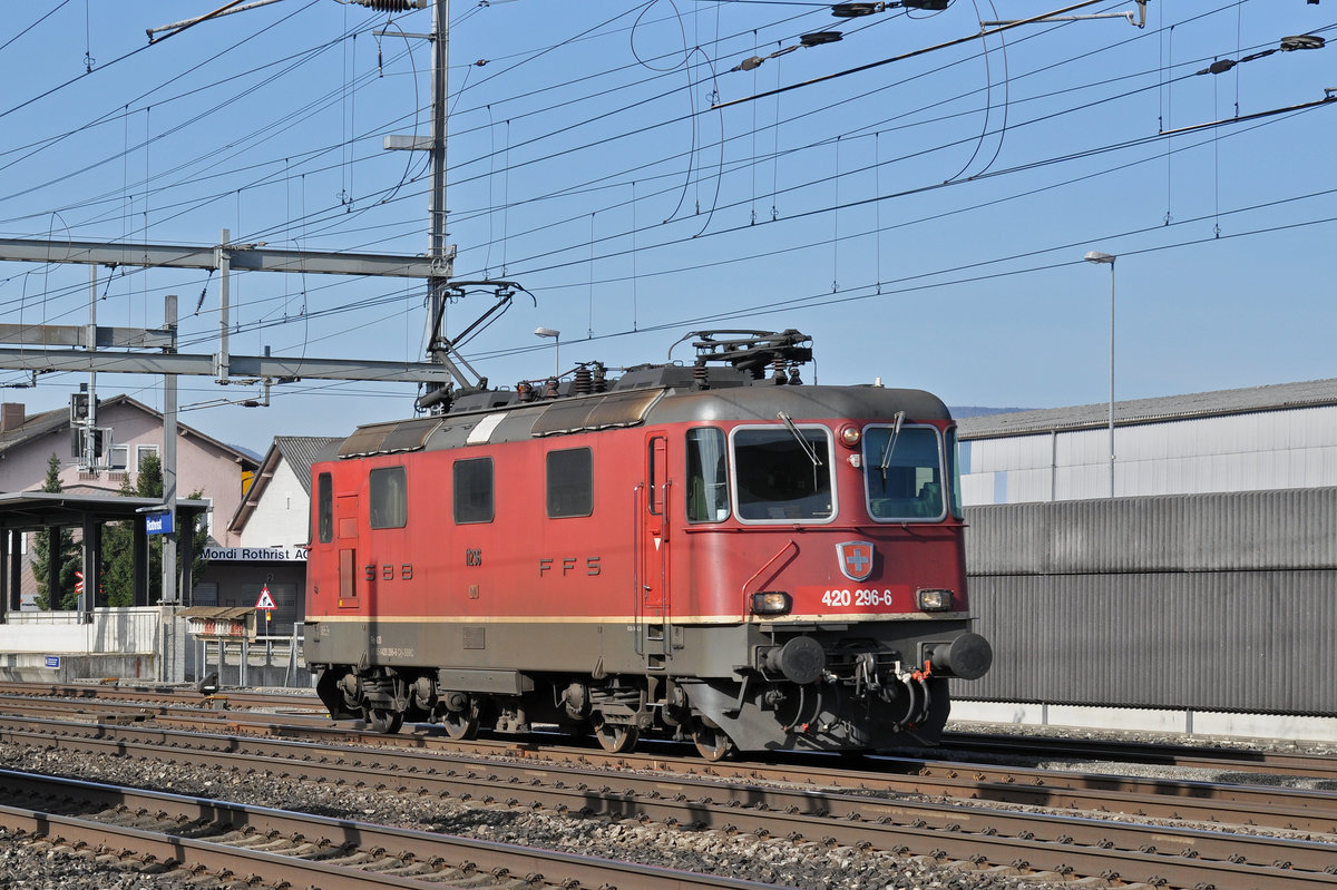 Re 4/4 II 11296 (420 296-6) durchfährt den Bahnhof Rothrist. Die Aufnahme stammt vom 11.03.2017.