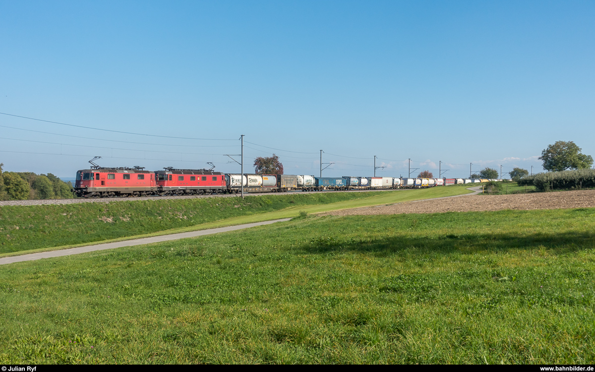 Re 4/4 II 11296 und Re 6/6 11681  Immensee  mit einem infolge Rastatt-Sperre umgeleiteten UKV-Zug am 25. September 2017 bei Lottstetten.