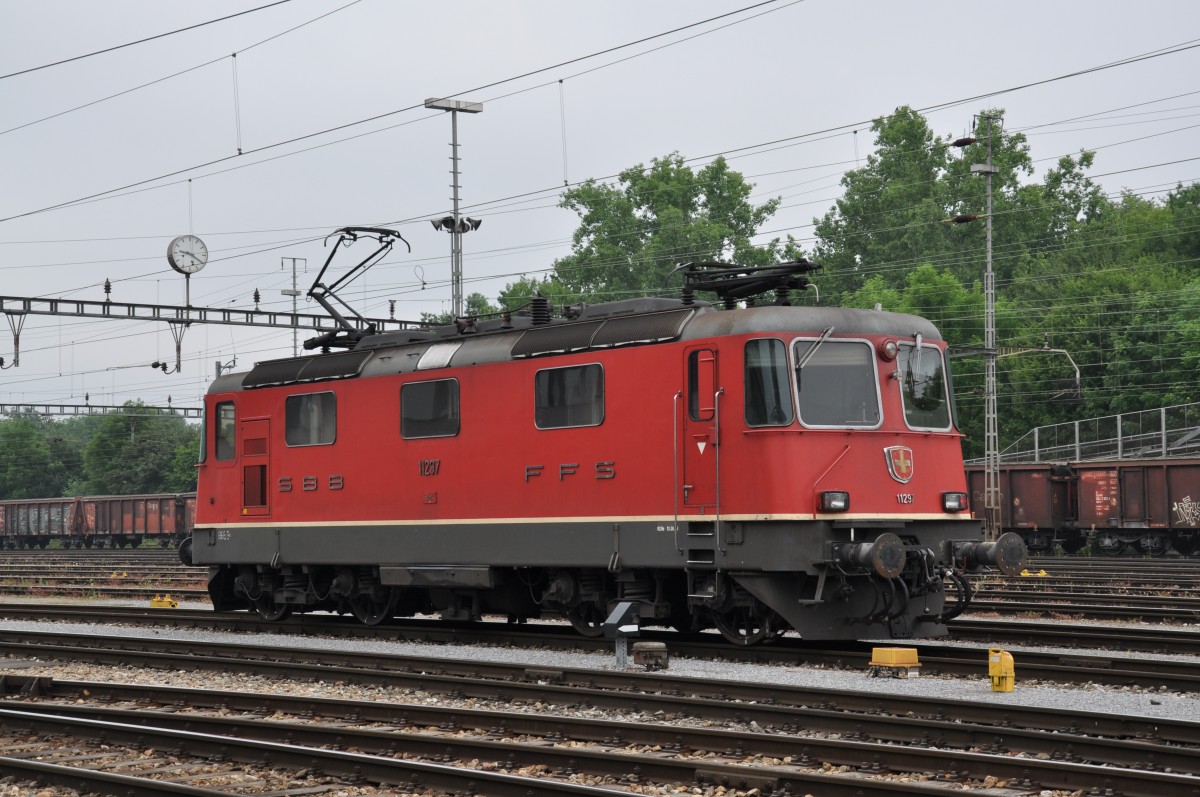 Re 4/4 II 11297 durchfährt den Güterbahnhof in Muttenz. Die Aufnahme stammt vom 30.05.2014.