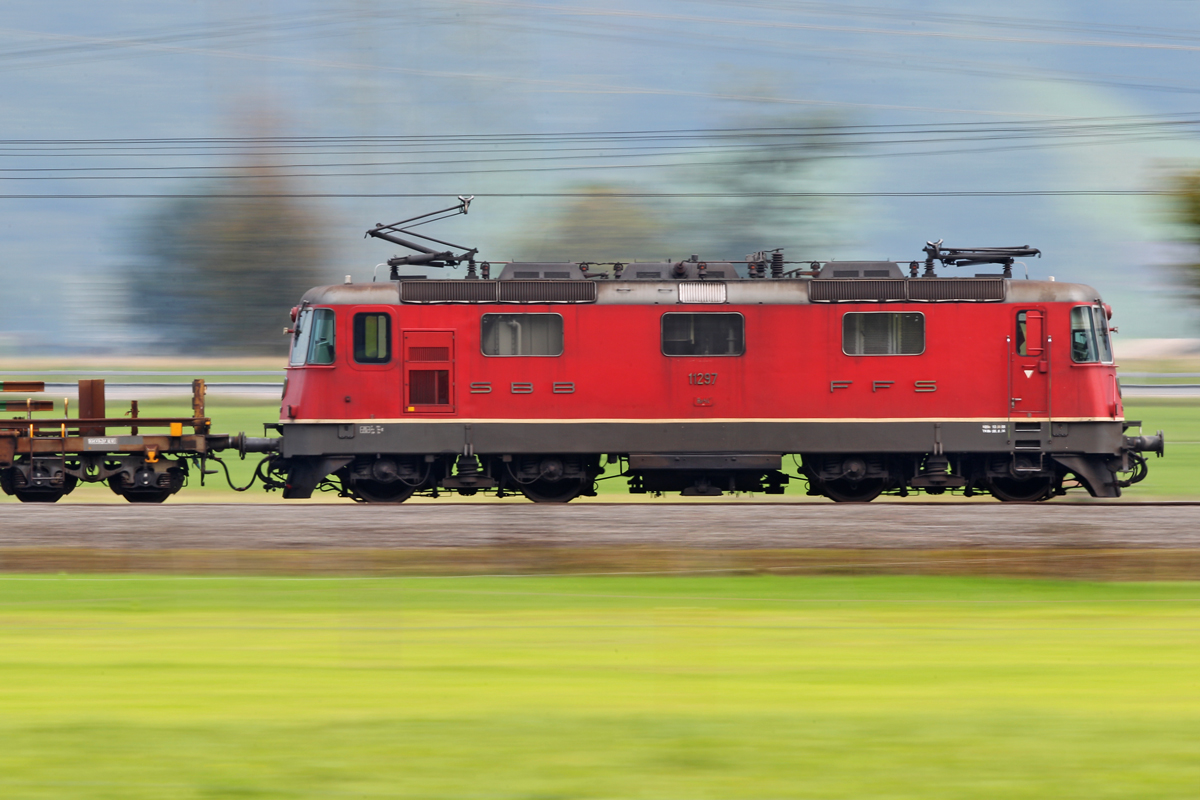 Re 4/4 II 11297 ist unterwegs bei Reichenburg mit einem Güterzug am 8.9.2014