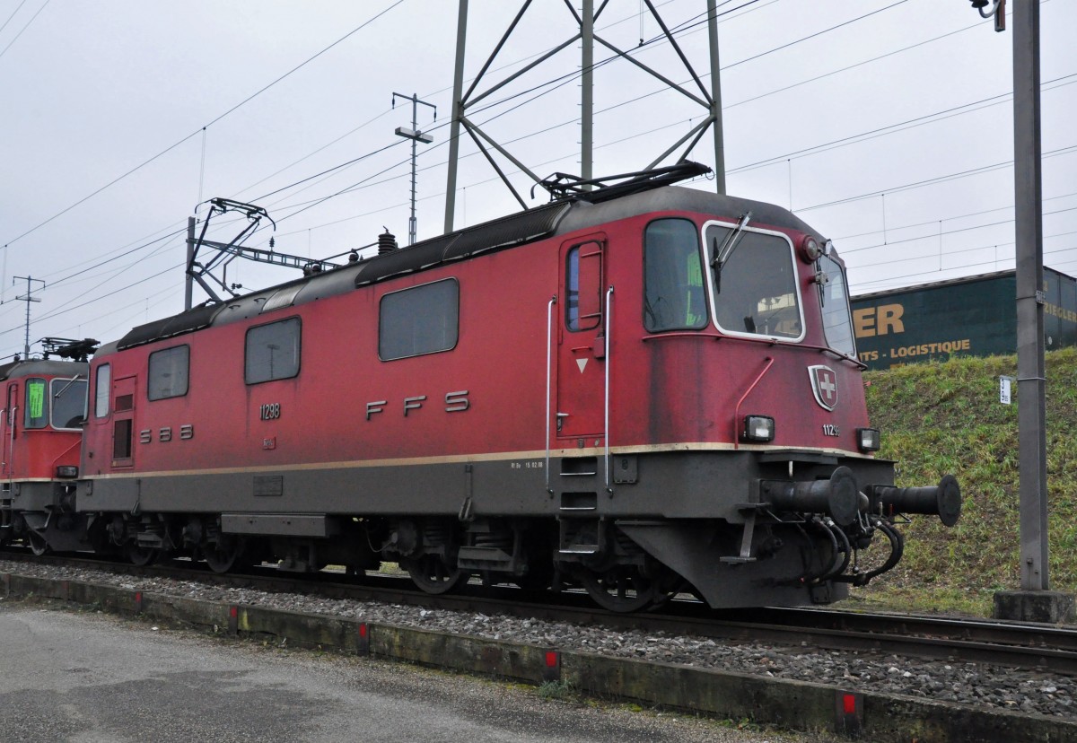 Re 4/4 II 11298 am Güterbahnhof Muttenz. Die Aufnahme stammt vom 12.01.2014.