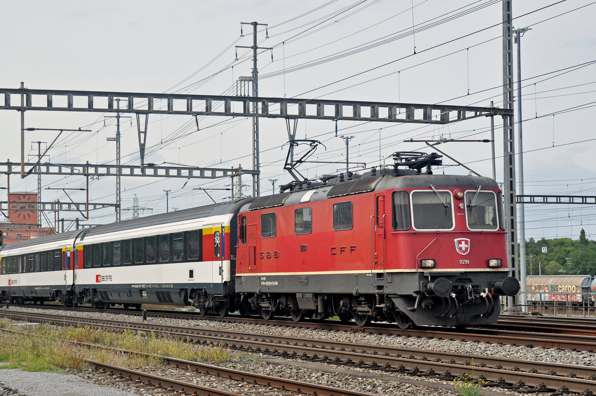 Re 4/4 II 11299 durchfährt den Bahnhof Muttenz. Die Aufnahme stammt vom 08.09.2017.