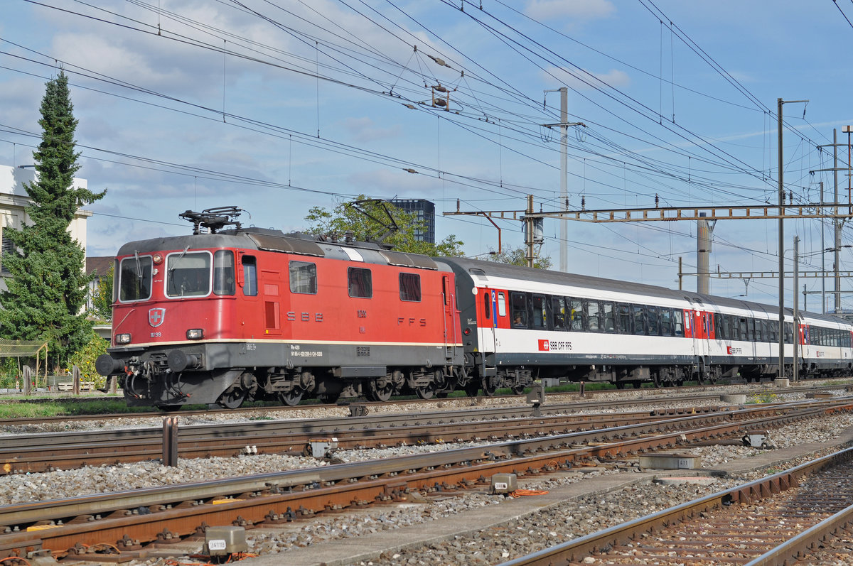 Re 4/4 II 11299 durchfährt den Bahnhof Pratteln. Die Aufnahme stammt vom 31.10.2017.