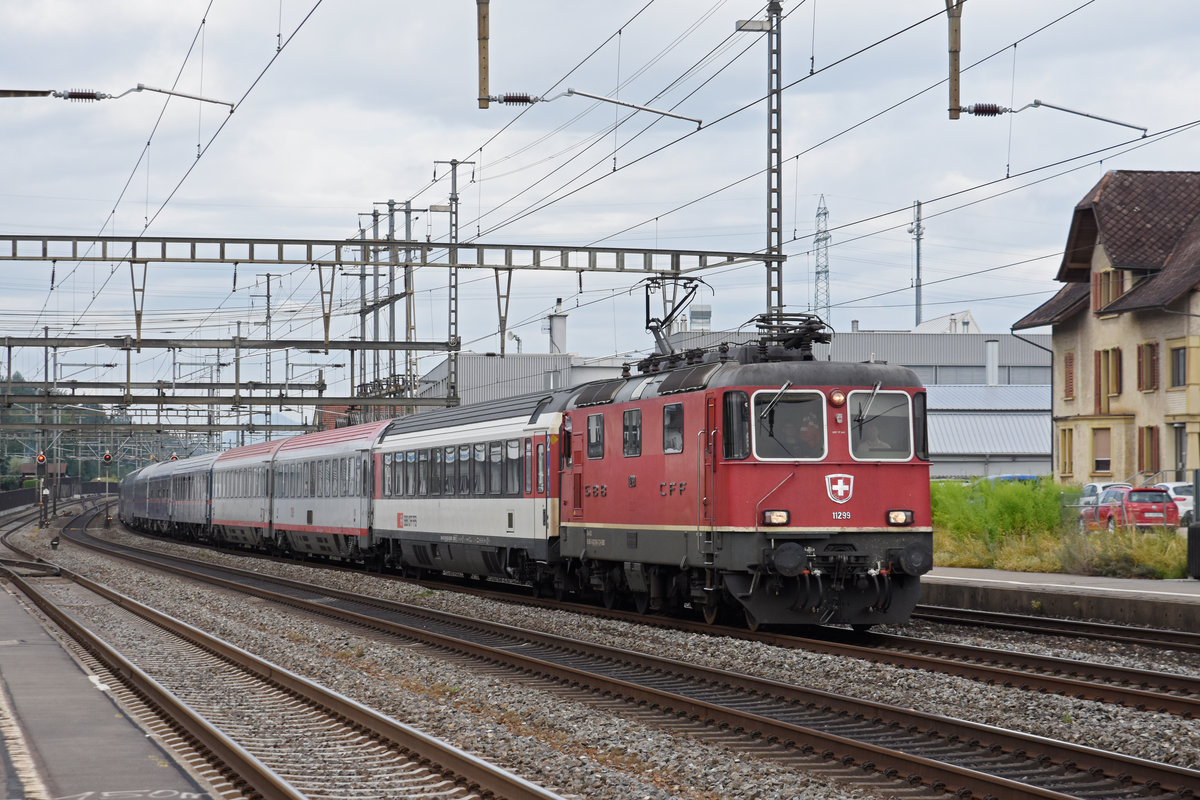 Re 4/4 II 11299 durchfährt den Bahnhof Rupperswil. Die Aufnahme stammt vom 31.07.2019.