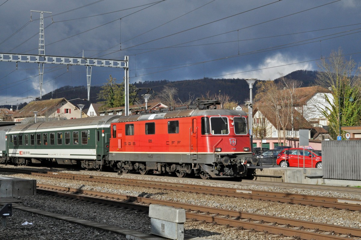 Re 4/4 II 11299 durchfährt den Bahnhof Sissach. Die Aufnahme stammt vom 23.11.2015.