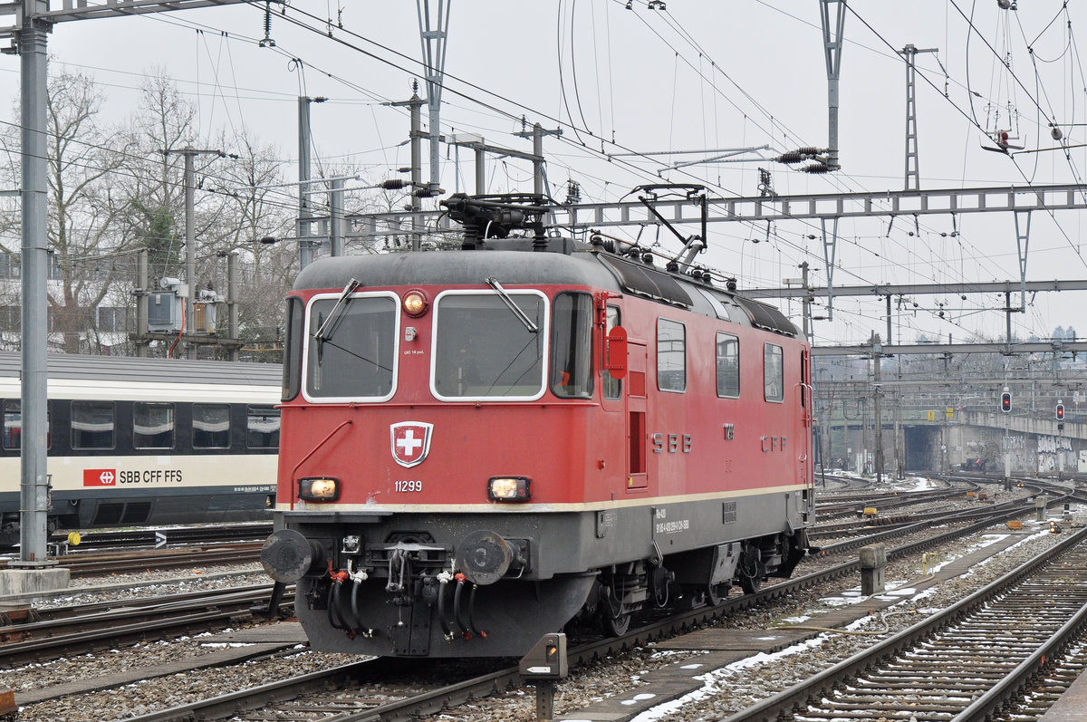 Re 4/4 II 11299 fährt nach dem Abhängen wieder in den Bahnhof SBB. Die Aufnahme stammt vom 01.03.2018.